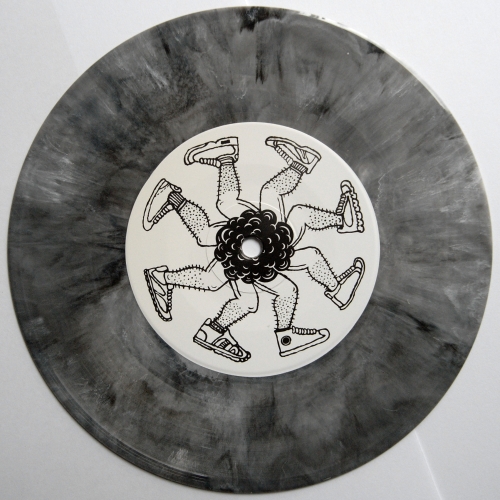 Das erste bunte Vinyl von DAS FEST gibt den Startschuss für die postrap 7inch Serie.